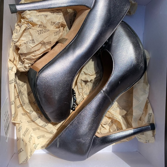 Badgley Mischka Goodie lll Peep Toe Pump High Heels in Pewter Silver - Brand New - Picture 13 of 13
